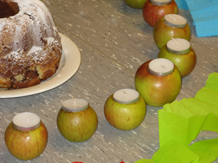 Zu einem Fest gehören auch Kuchen und Tee . . .