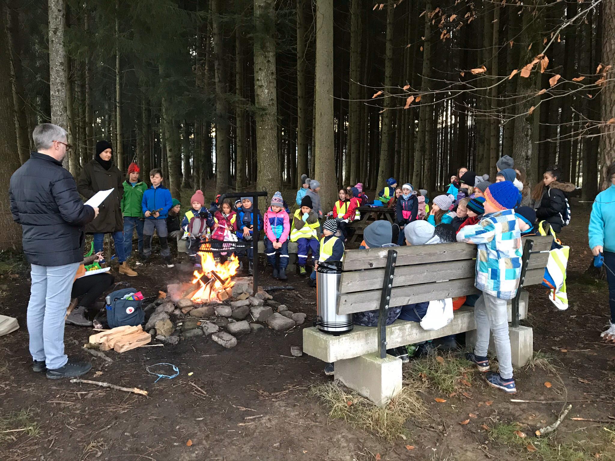 Weihnachtsfeier im Wald